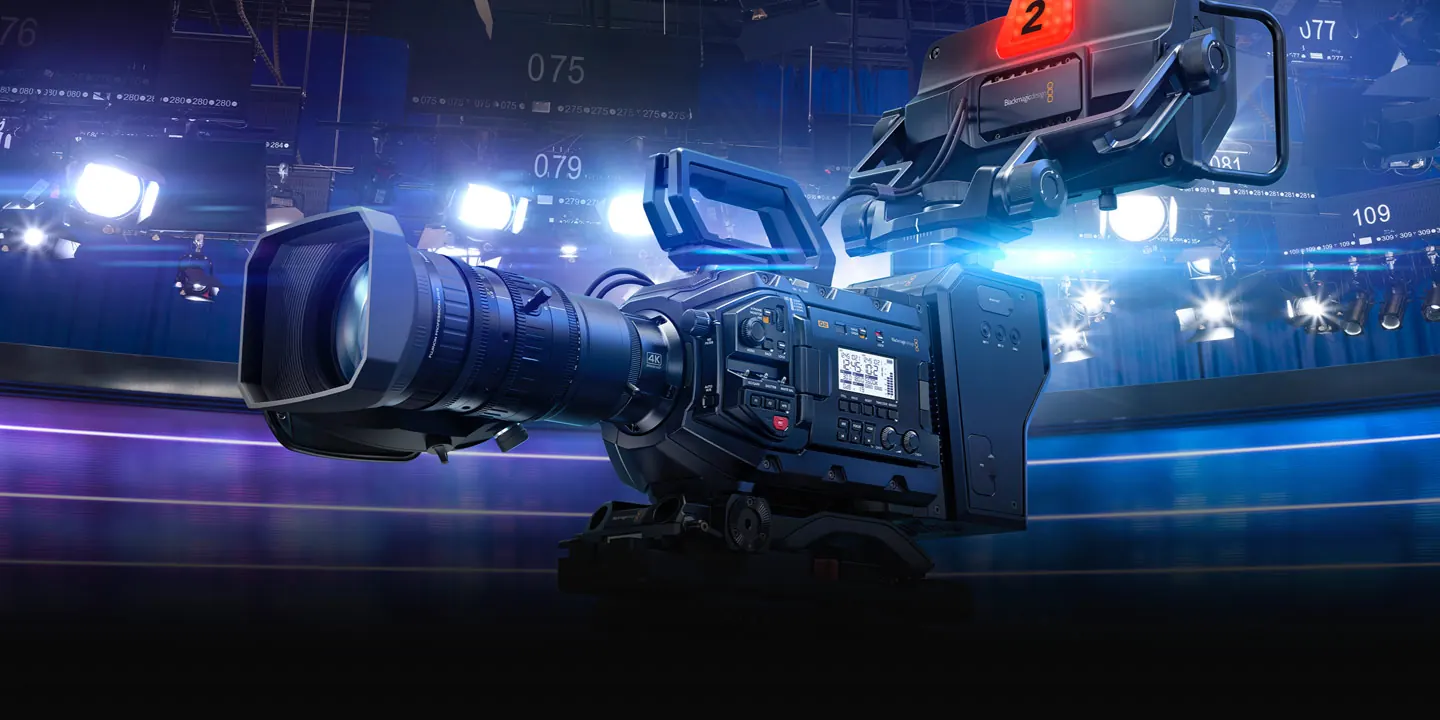 Câmera URSA Broadcast em estúdio de televisão sob grid de iluminação