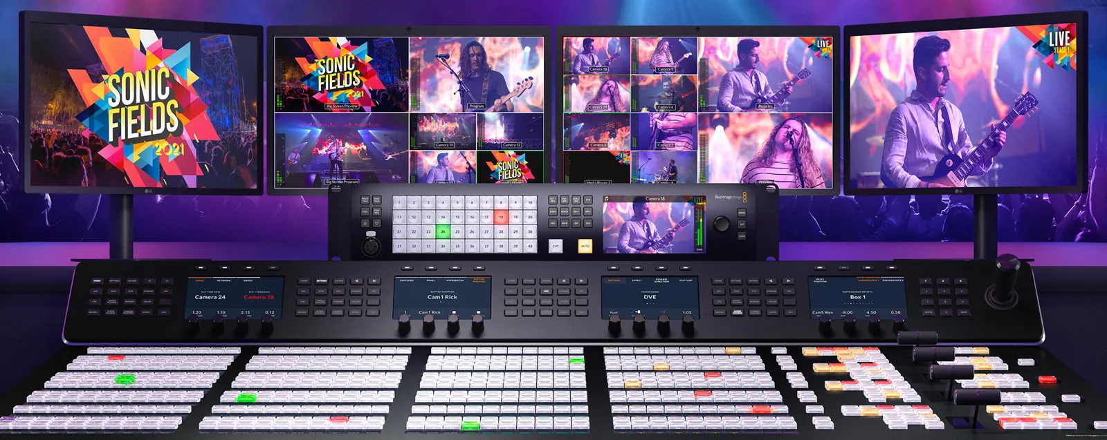 Console ATEM Constellation com parede de monitores de uma técnica de transmissão