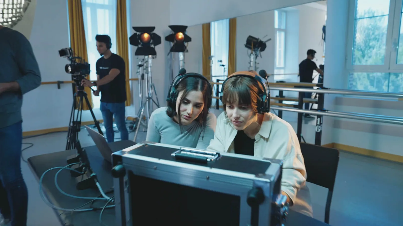 Equipe de produção com headsets de intercom sem fio acompanhando uma gravação em estúdio