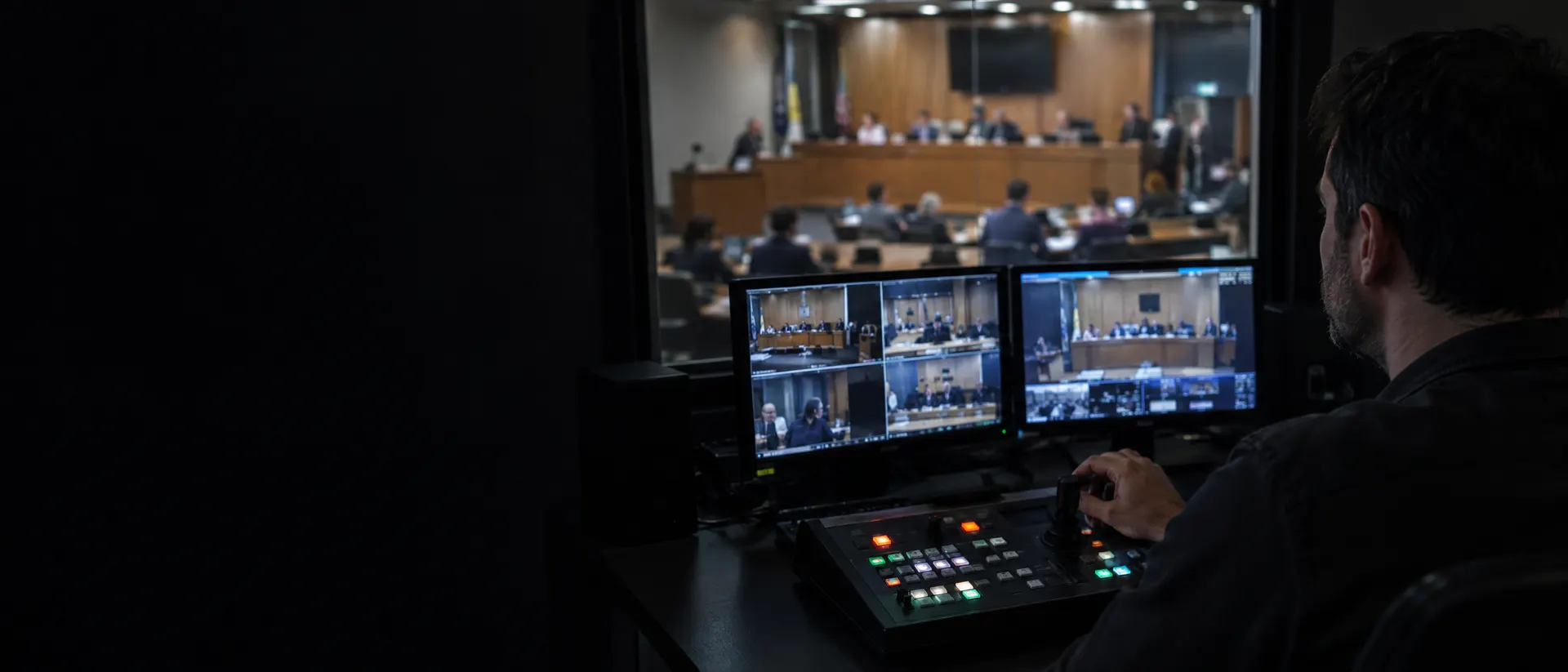 Operador comandando as câmeras de um plenário com uma controladora de joystick